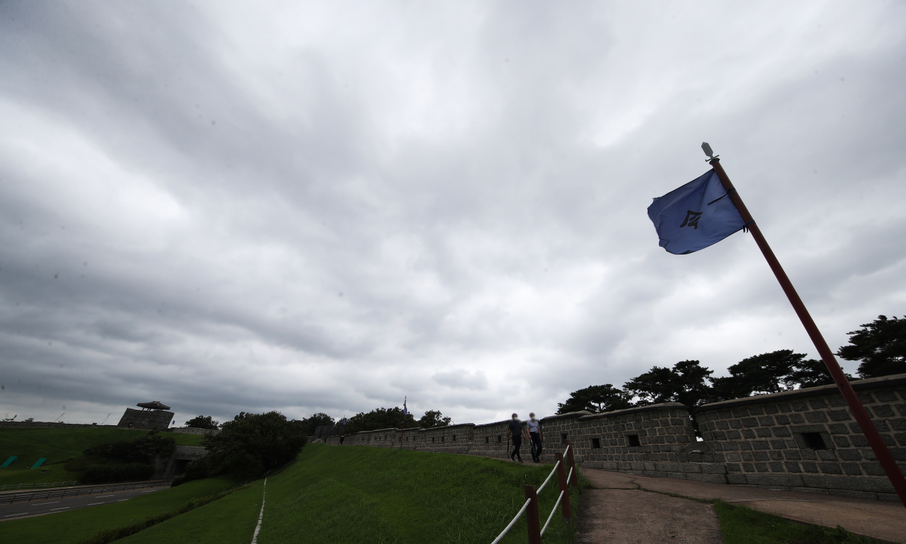 Rain clouds are thick in the air Thursday near Suwon, Gyeonggi Province, following the passage of Typhoon Bavi. (Yonhap)