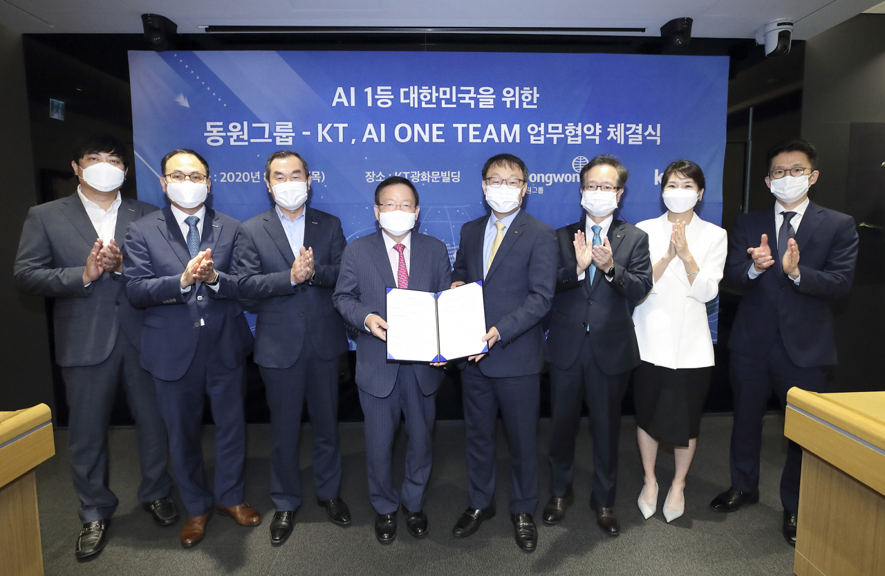 27일 열린 ‘대한민국 AI 1등 국가를 위한 업무협약식'에서 구현모(오른쪽 네번째) KT 대표, 박인구(오른쪽 다섯번째) 동원그룹 부회장 등 양사 관계자들이 기념사진을 찍고 있다.[KT 제공]