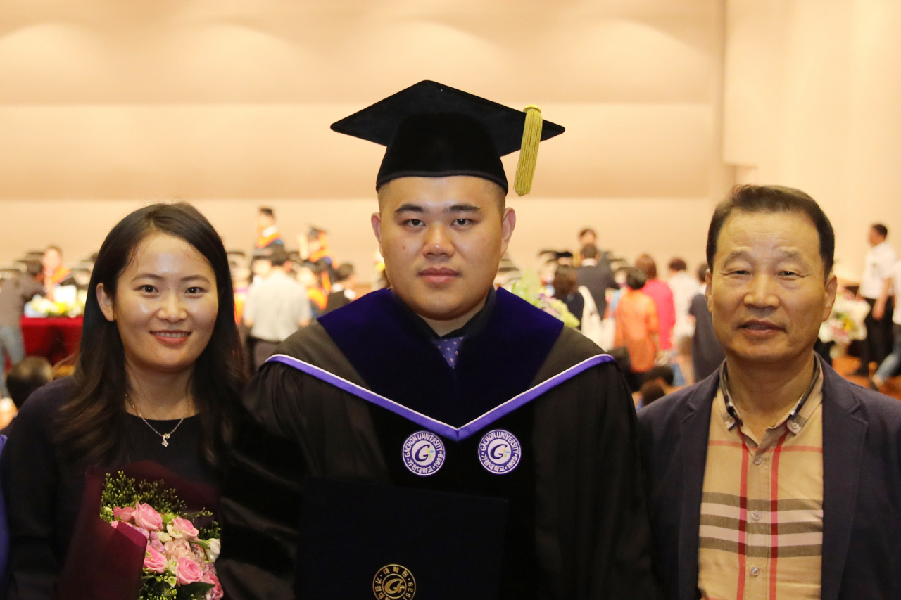 지난 2018년 8월에 열린 학위수여식에서 사박사(사진 가운데)와 서박사(사진 왼쪽)가 지도교수인 소진광교수(사진 오른쪽)와 기념사진을 촬영하고 있다.[가천대 제공]