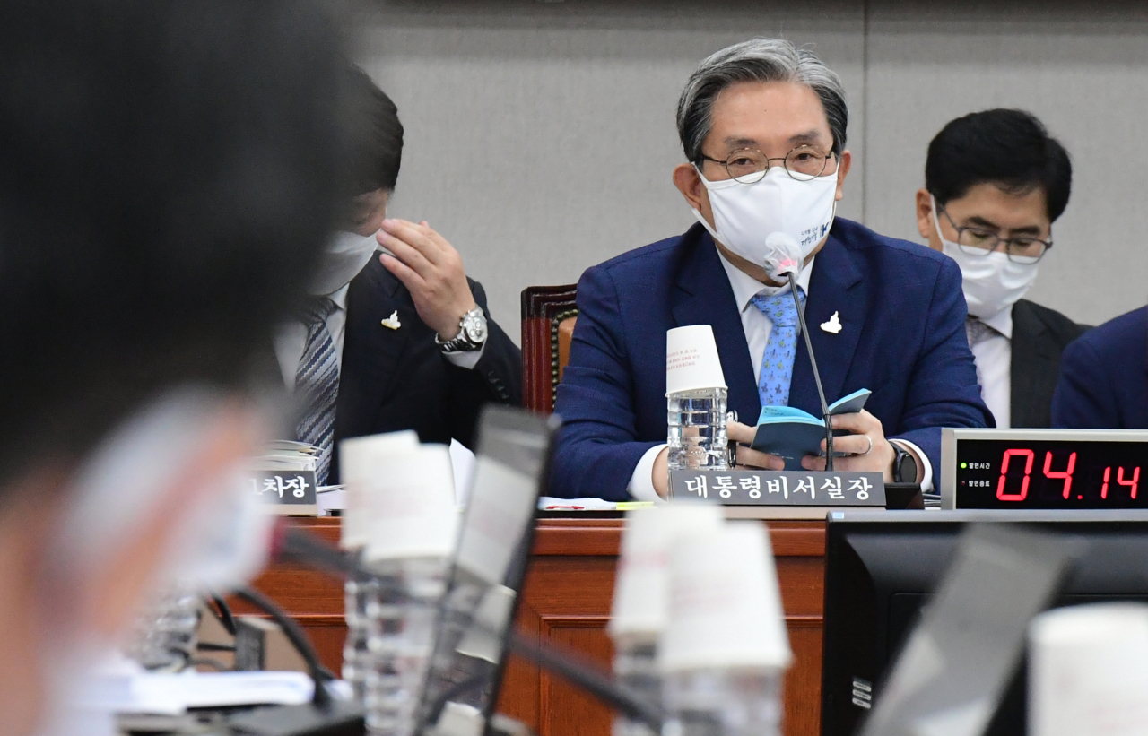노영민 대통령 비서실장이 25일 국회 운영위원회 전체회의에서 답변하고 있다. [연합]