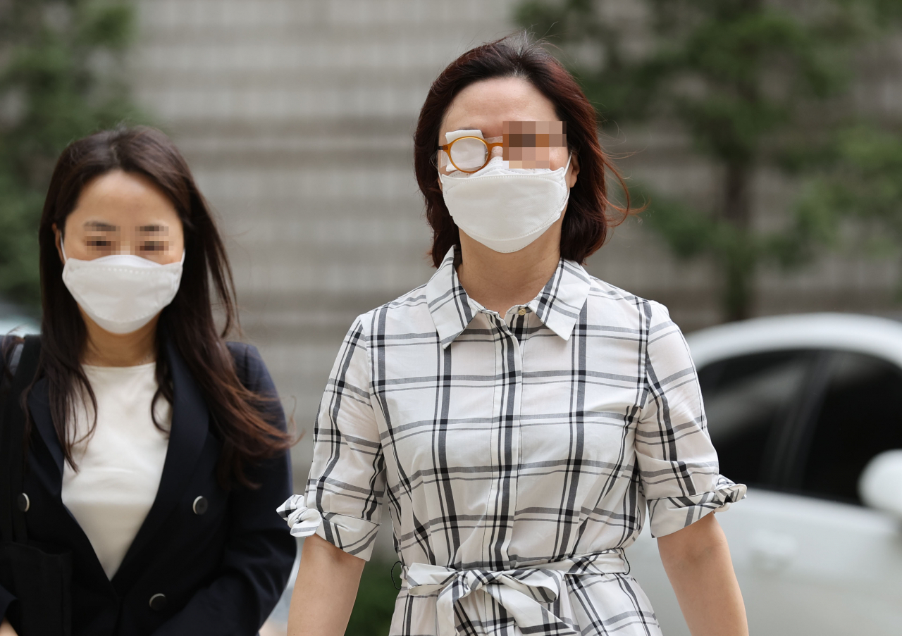 '자녀 입시비리·사모펀드' 관련 혐의를 받는 정경심 동양대 교수가 27일 오전 서초구 서울중앙지방법원에서 공판에 출석하기 위해 법정으로 향하고 있다. [연합]