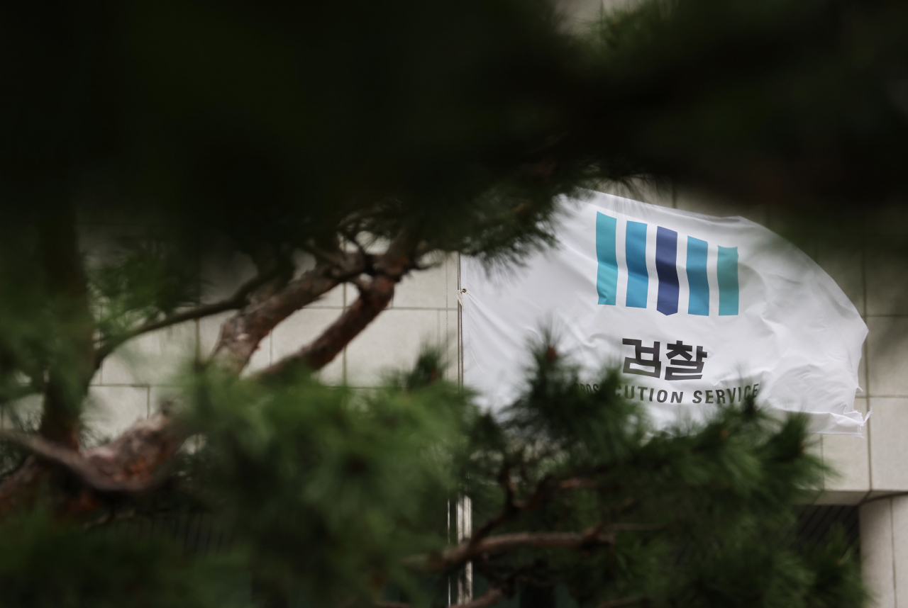 27일 오전 서울 서초구 대검찰청에서 검찰 깃발이 바람에 날리고 있다. [연합]