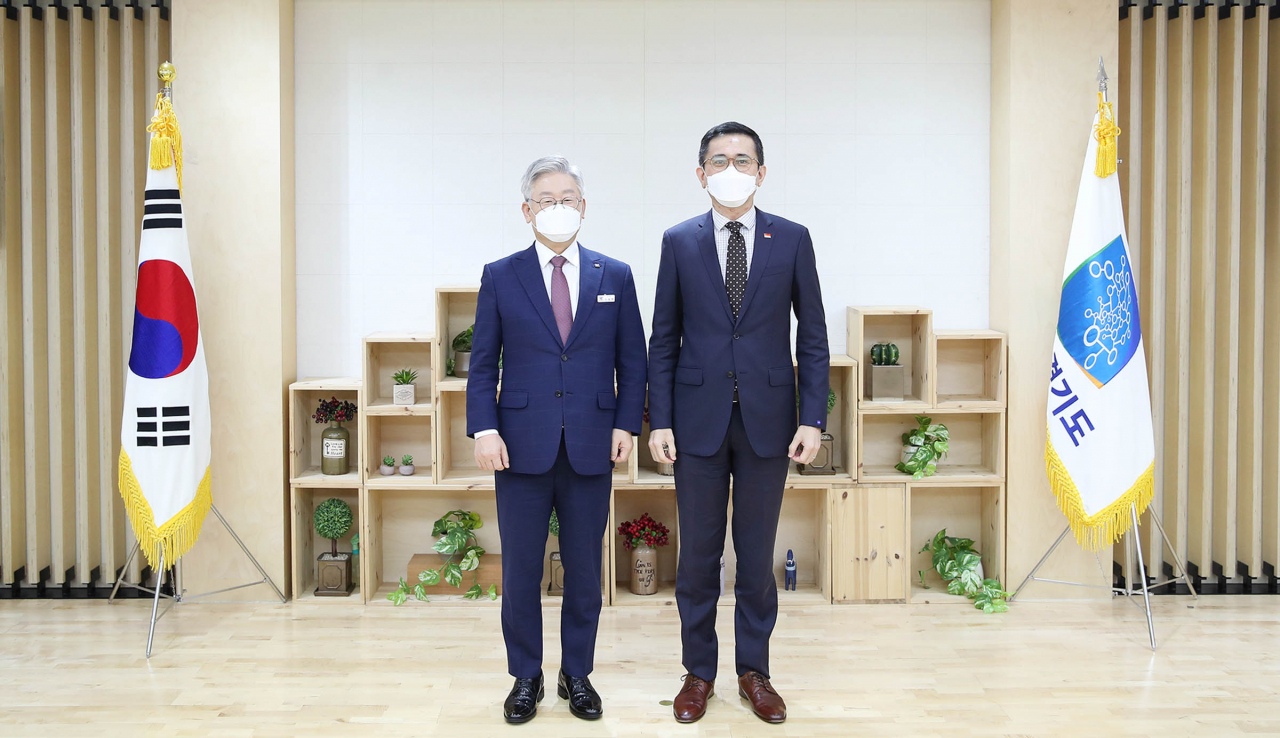 이재명 경기도지사와 에릭 테오 주한 싱가포르 대사. [경기도 제공]