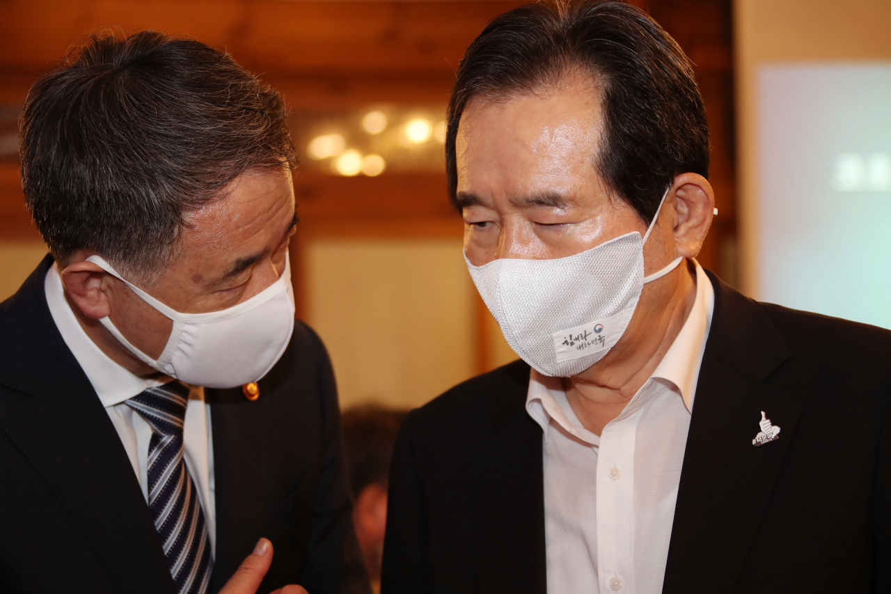 정세균 국무총리가 27일 서울 삼청동 총리공관에서 '신종 코로나바이러스 감염증(코로나19) 재확산 현황과 전망, 우리의 대응은?'이라는 주제로 열린 제16차 목요대화에 참석해 박능후 보건복지부 장관과 대화하고 있다. [연합]