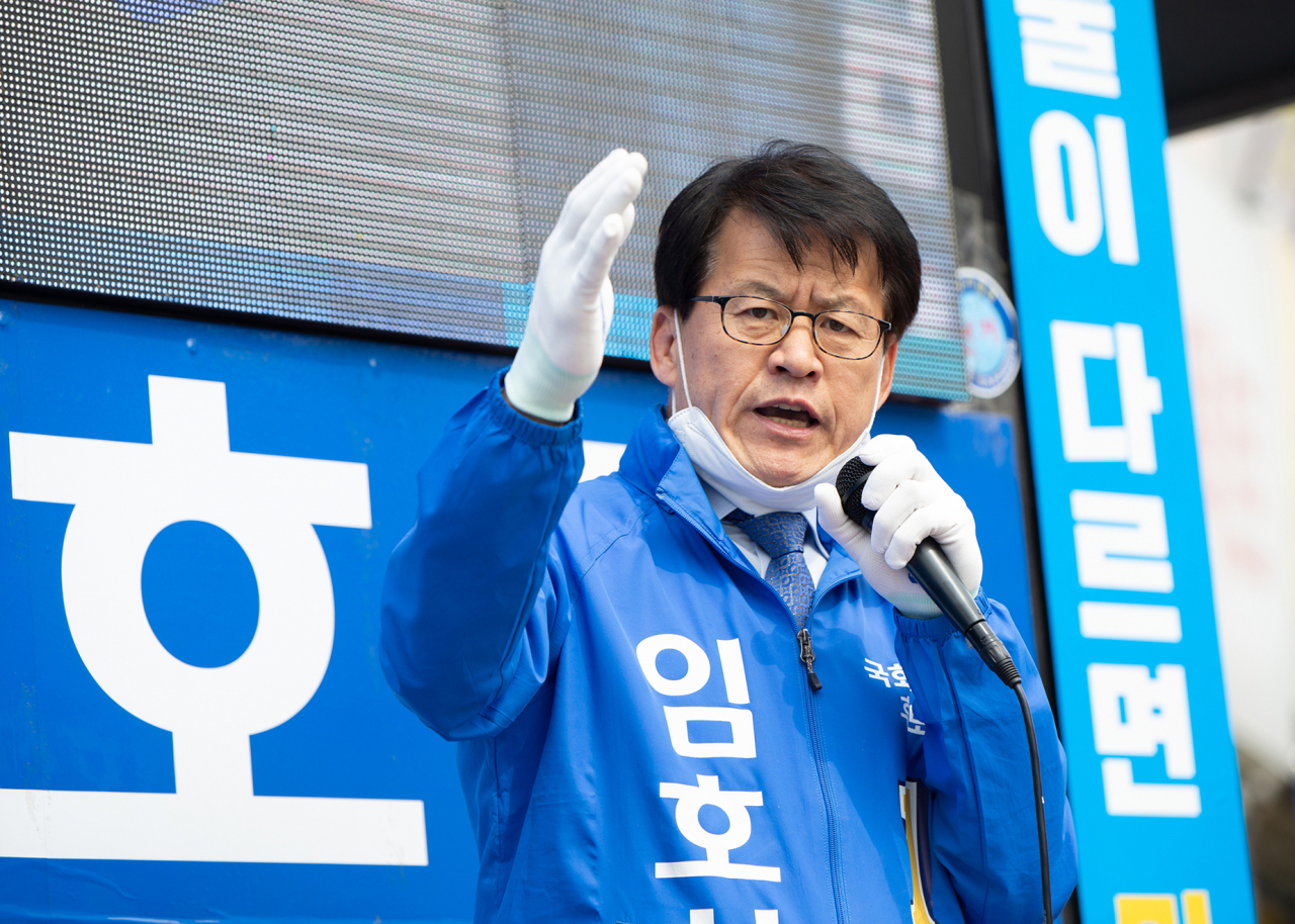 충북 증평·진천·음성 선거구에 출마한 더불어민주당 임호선 의원이 후보시절 증평에서 거리 유세를 펼치고 있다. [연합]