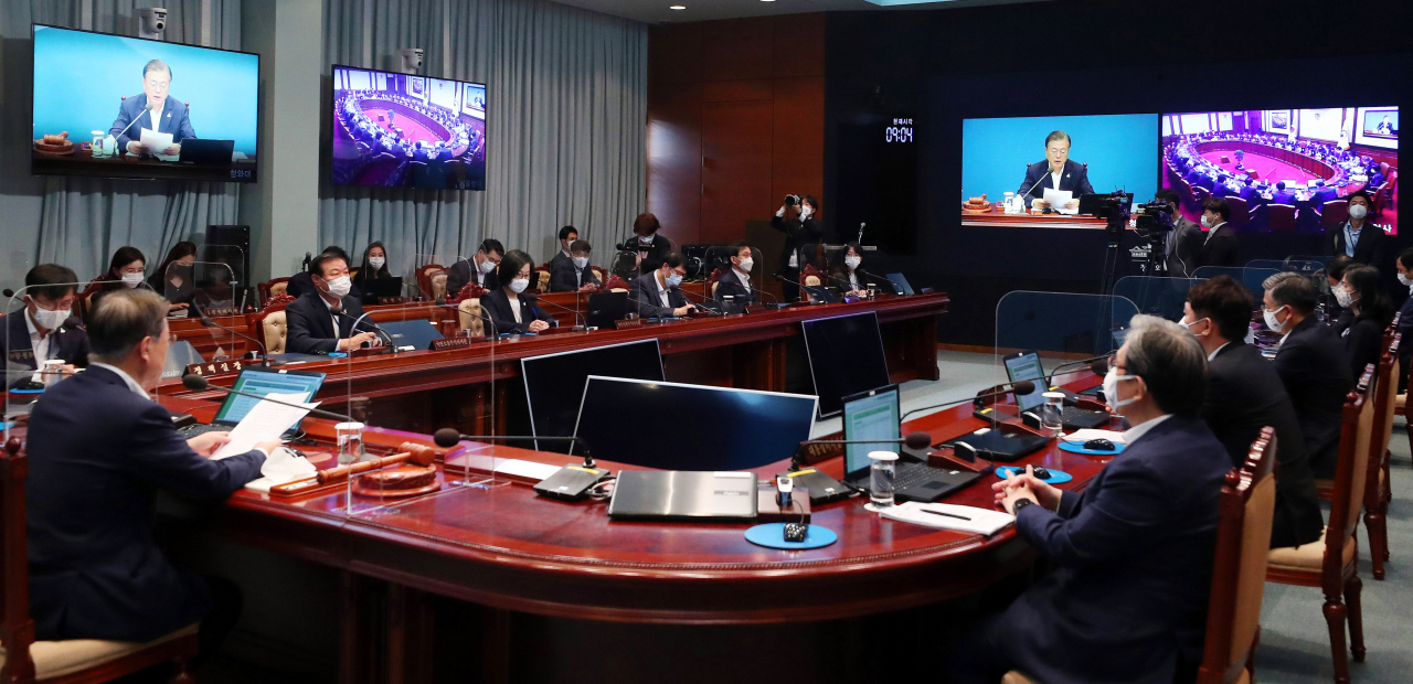 문재인 대통령이 지난 25일 청와대 여민관에서 영상 국무회의를 주재하고 있다.[연합]