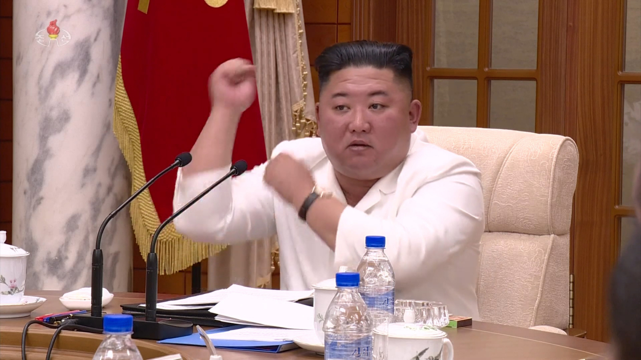 북한 김정은 국무위원장이 지난 25일 노동당 정치국 회의를 열고 태풍과 신종 코로나바이러스 감염증(코로나19) 확산에 대한 대책을 논의했다고 26일 조선중앙TV가 보도했다. 발언하는 김 위원장 앞에 재떨이와 성냥이 있다. [연합]