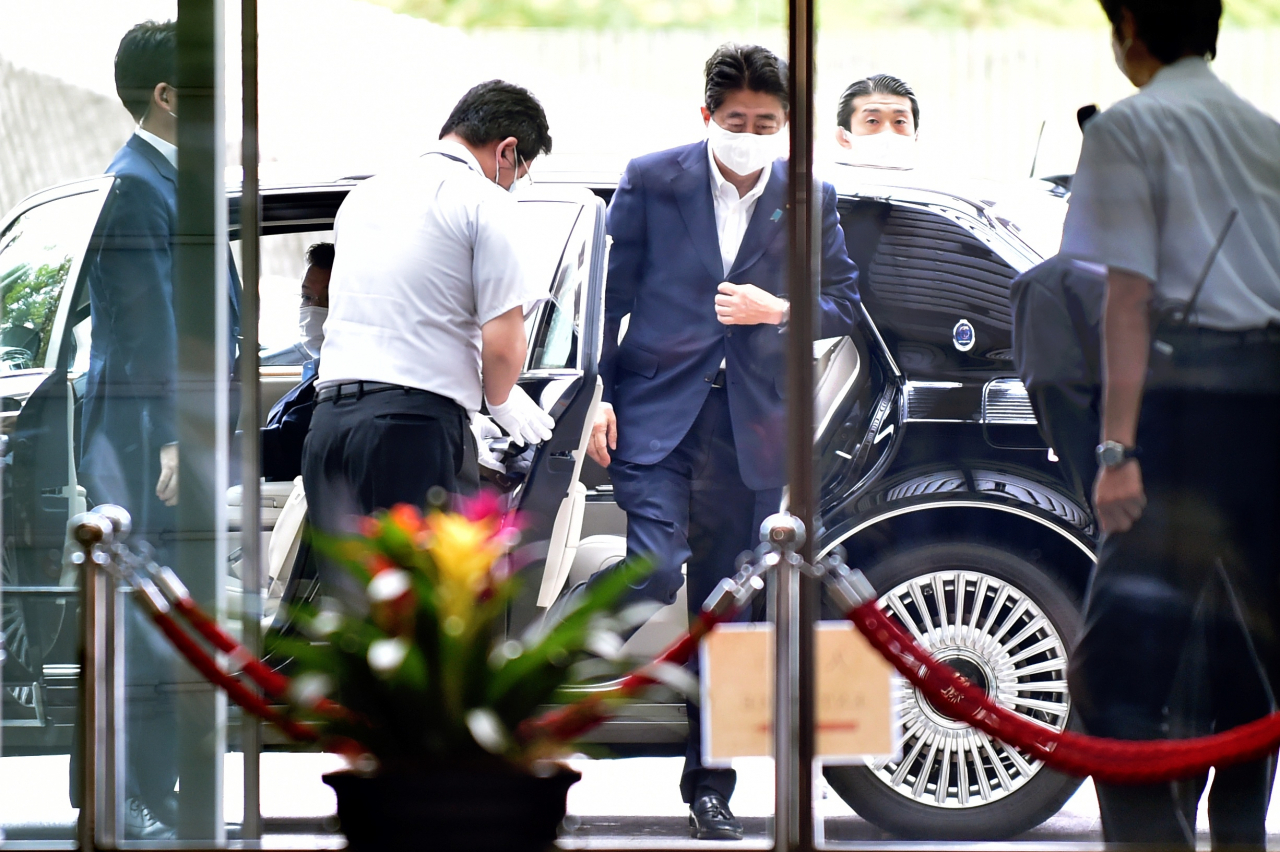 건강 이상설이 나돌고 있는 아베 신조 일본 총리가 27일 마스크를 쓰고 도쿄의 총리 관저로 출근하고 있다. 아베 총리는 28일 기자회견을 통해 건강 문제를 언급할 것으로 예상되고 있다. 연합뉴스