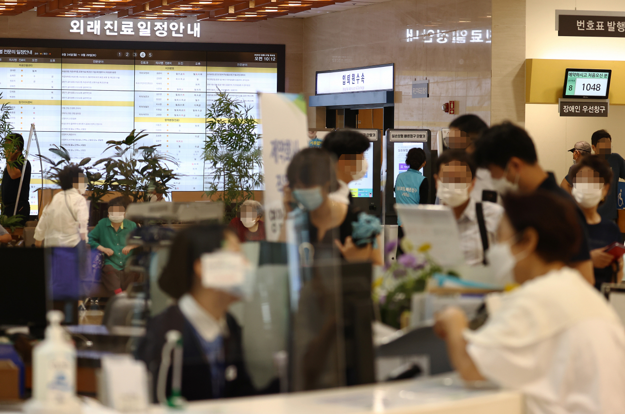 지난 27일 오전 서초구 서울성모병원 로비가 방문객들로 붐비고 있다. 대한전공의협의회는 이날 정부의 업무개시명령을 거부하는 의미에서 코로나19 진료마저도 자원봉사 형태로 가져가기로 했다. [연합]