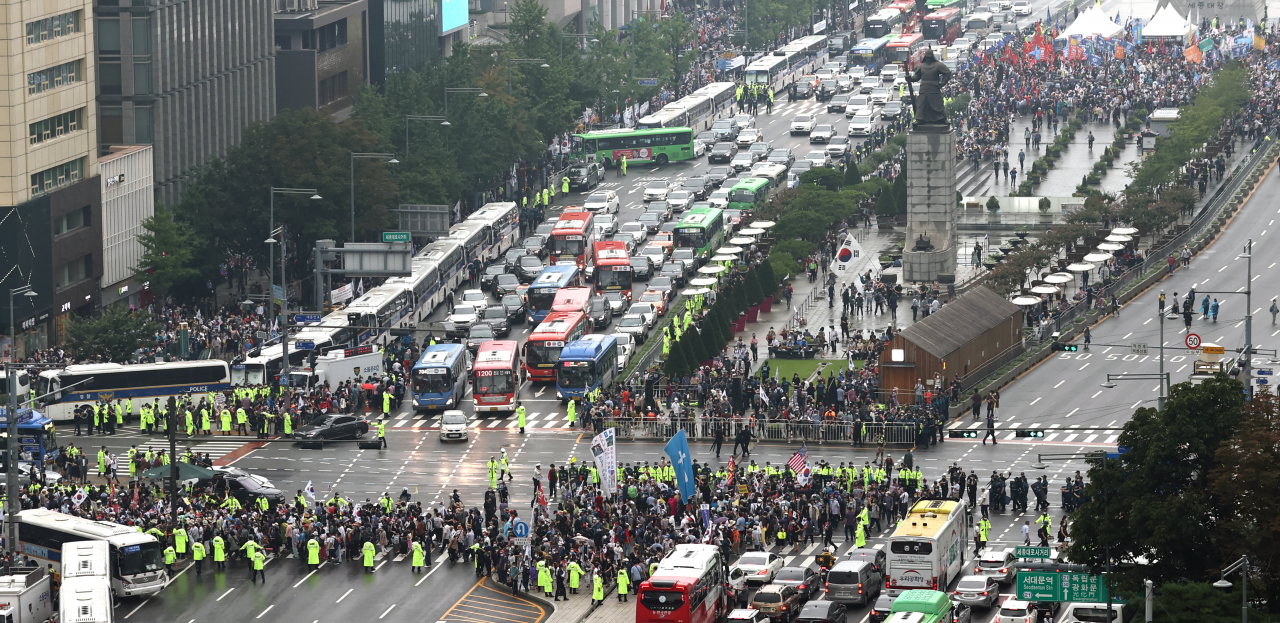 지난 15일 오후 서울 종로구 동화면세점 앞에서 열린 일부 보수단체 집회 참가자들의 이동으로 세종대로가 일부 통제되고 있다. [연합]