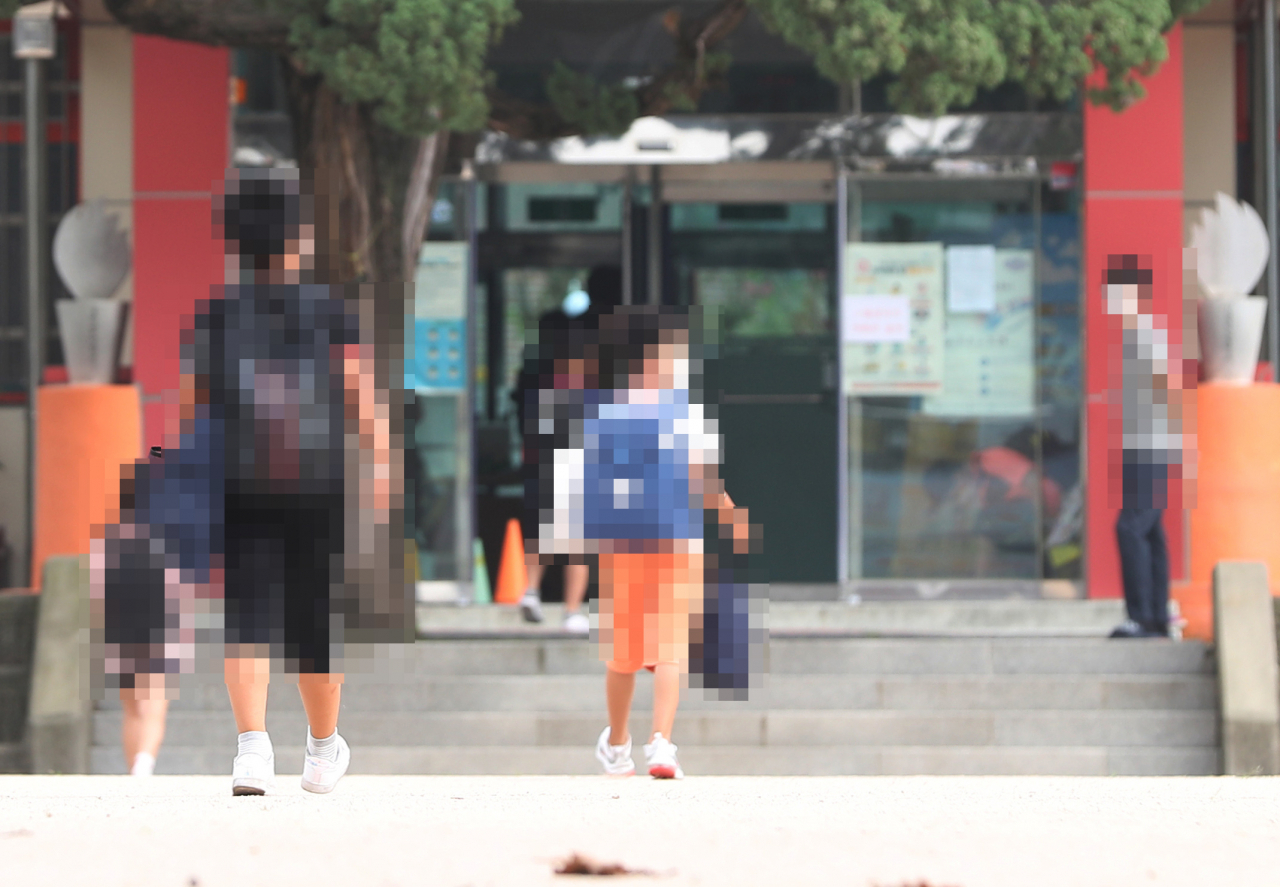 수도권에 신종 코로나바이러스 감염증(코로나19) 확산세가 이어지고 있는 18일 개학한 경기도 수원시의 한 초등학교에서 학생들이 등교하고 있다. 연합뉴스