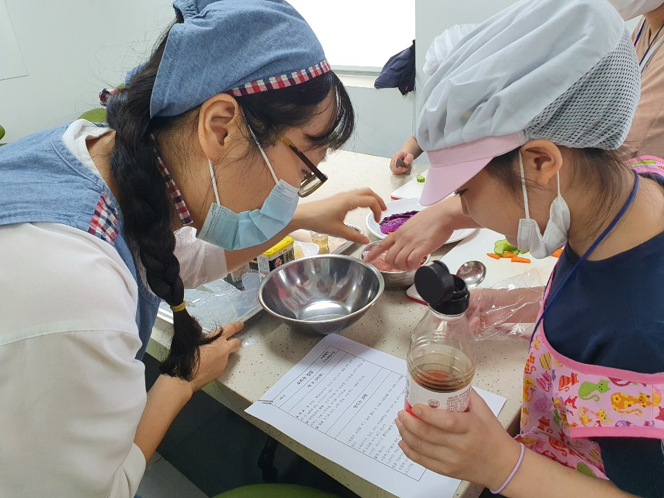 ADHD 자녀와 엄마가 함께하는 마음힐링 키즈쿠깅 교실 수업의 한 장면. [양천구 제공]