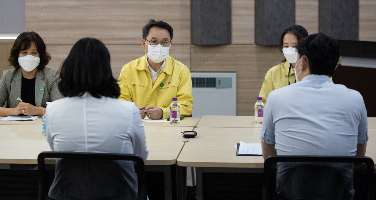 정영기 보건복지부 보험평가과장을 비롯한 관계자들이 27일 서울 시내 한 종합병원에서 의료계 집단휴진과 관련, 전임의·전공의들에 대한 업무개시명령 이행여부 현장 점검을 하고 있다. [연합]