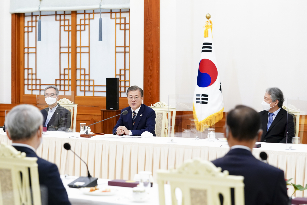 문재인 대통령이 27일 청와대 본관에서 열린 한국 개신교회 지도자 초청 간담회에서 발언하고 있다. 문 대통령은 신종 코로나바이러스 감염증 확산 방지를 위한 정부의 방역 노력에 교회가 적극적으로 협조해줄 것을 당부했다. [연합]