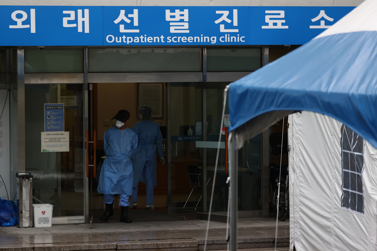 전공의 총파업 이틀째인 27일 오전 서초구 서울성모병원 코로나19 선별진료소에 의료진이 환자를 기다리고 있다. [연합]