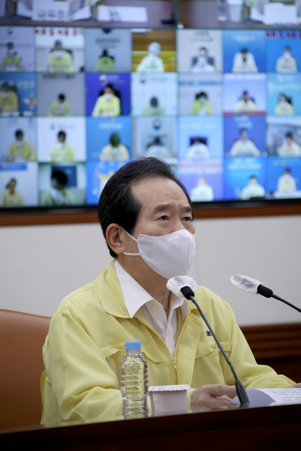 정세균 국무총리가 28일 정부서울청사에서 열린 코로나19 대응 중앙재난안전대책본부 회의를 주재하고 있다. [연합]