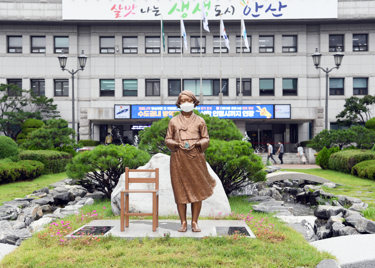 마스크 쓴 안산시청 앞 평화의 소녀상. [안산시 제공]