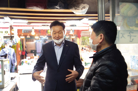 이계문 원장이 올해 3월 서울 관악구 인헌시장을 방문해 상인들과 이야기를 나누고 있다. [서민금융진흥원 제공]