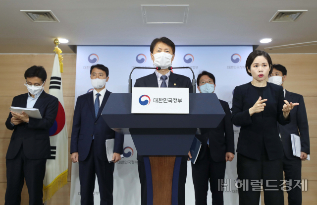 김강립 보건복지부 차관이 28일 서울 종로구 정부서울청사 본관 브리핑룸에서 열린 ‘의사단체 집단행동 관련 관계부처 합동 브리핑’에서 취재진 질문에 답변하고 있다. 박해묵 기자