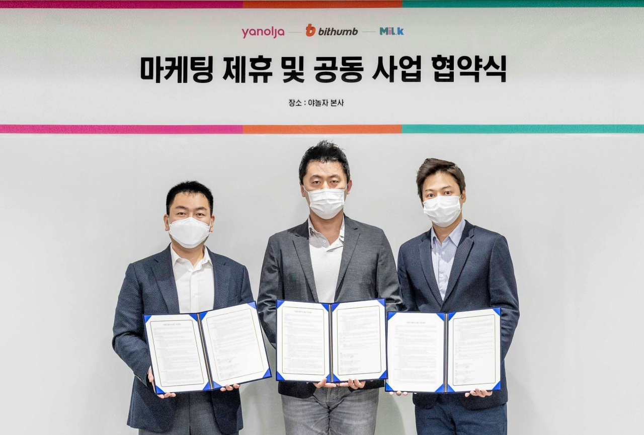 27일 열린 야놀자-빗썸-밀크파트너스 업무협약식에 참석한 허백영 빗썸 대표(왼쪽부터), 김종윤 야놀자 온라인 부문 대표, 조정민 밀크파트너스 대표. (야놀자 제공)