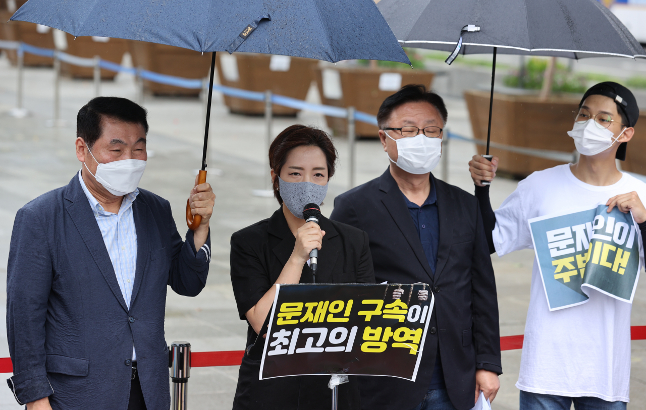 사랑제일교회 변호인단과 8·15집회비대위 관계자들이 28일 서울 세종대로 광화문광장에서 대통령 상대 집단소송 등을 발표하는 기자회견을 갖고 있다. [연합]
