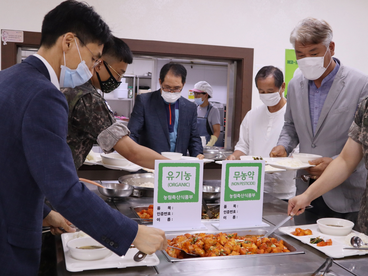 28일 에코-프라이데이 캠페인 협약을 체결한 괴산군은 앞으로 매주 1회 이상 구내 식당에 사용되는 식자재 중 1가지 이상을 친환경농산물로 사용하게 된다. [사진=친환경농산물자조금 제공]