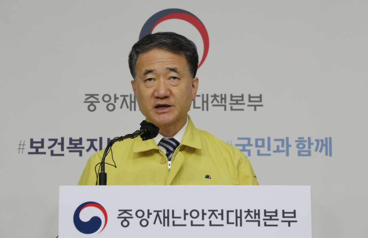 박능후 중앙재난안전대책본부 1차장(보건복지부 장관)이 28일 오후 세종시 정부세종청사에서 신종 코로나바이러스 감염증(코로나19) 대응 수도권 방역 조치 강화 등과 관련해 중앙재난안전대책본부 브리핑을 하고 있다. [연합]