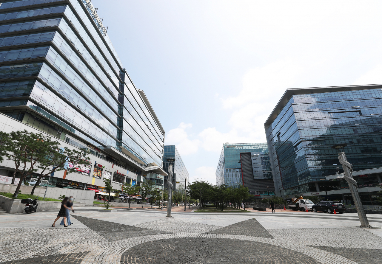 신종 코로나바이러스 감염증(코로나19) 확산으로 재택근무가 늘어나고 있는 경기도 성남시 판교테크노밸리 유스페이스 광장이 점심시간에도 한산하다. [연합]