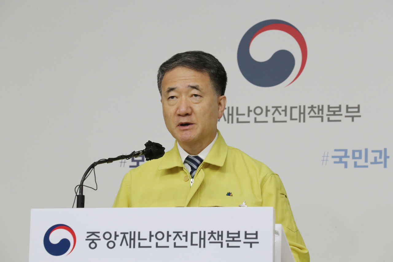 박능후 중앙재난안전대책본부 1차장(보건복지부 장관)이 28일 오후 세종시 정부세종청사에서 신종 코로나바이러스 감염증(코로나19) 대응 수도권 방역조치 강화 등과 관련해 중앙재난안전대책본부 브리핑을 하고 있다. [연합]