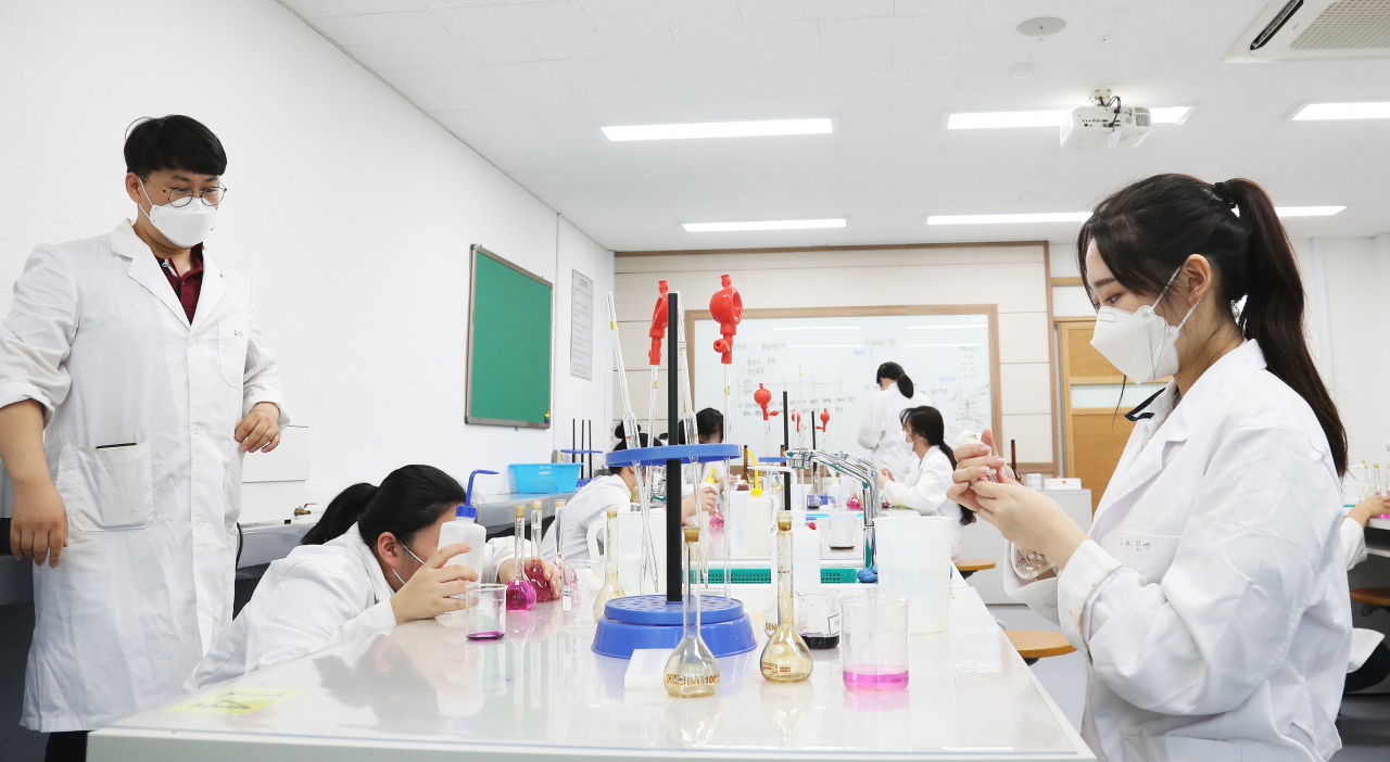 신종 코로나바이러스 감염증(코로나19) 확산으로 고 3을 제외한 서울·수도권 유치원과 초·중·고교 전면 원격수업이 실시된 지난 26일 오후, 경기도 수원시 팔달구 삼일공업고등학교에서 3학년 학생들이 실습수업을 하고 있다. [연합]