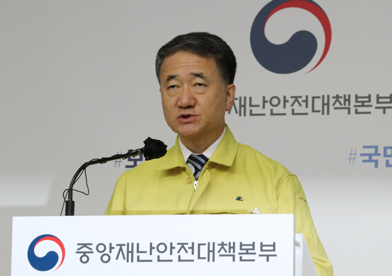 박능후 중앙재난안전대책본부 1차장(보건복지부 장관)이 28일 오후 세종시 정부세종청사에서 신종 코로나바이러스 감염증(코로나19) 대응 수도권 방역 조치 강화 등과 관련해 중앙재난안전대책본부 브리핑을 하고 있다. [연합]