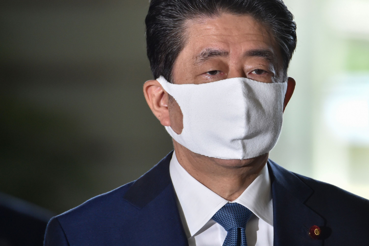 건강 이상설이 나돌고 있는 아베 신조 일본 총리가 28일 마스크를 쓰고 도쿄 총리 관저로 출근하고 있다. [연합]