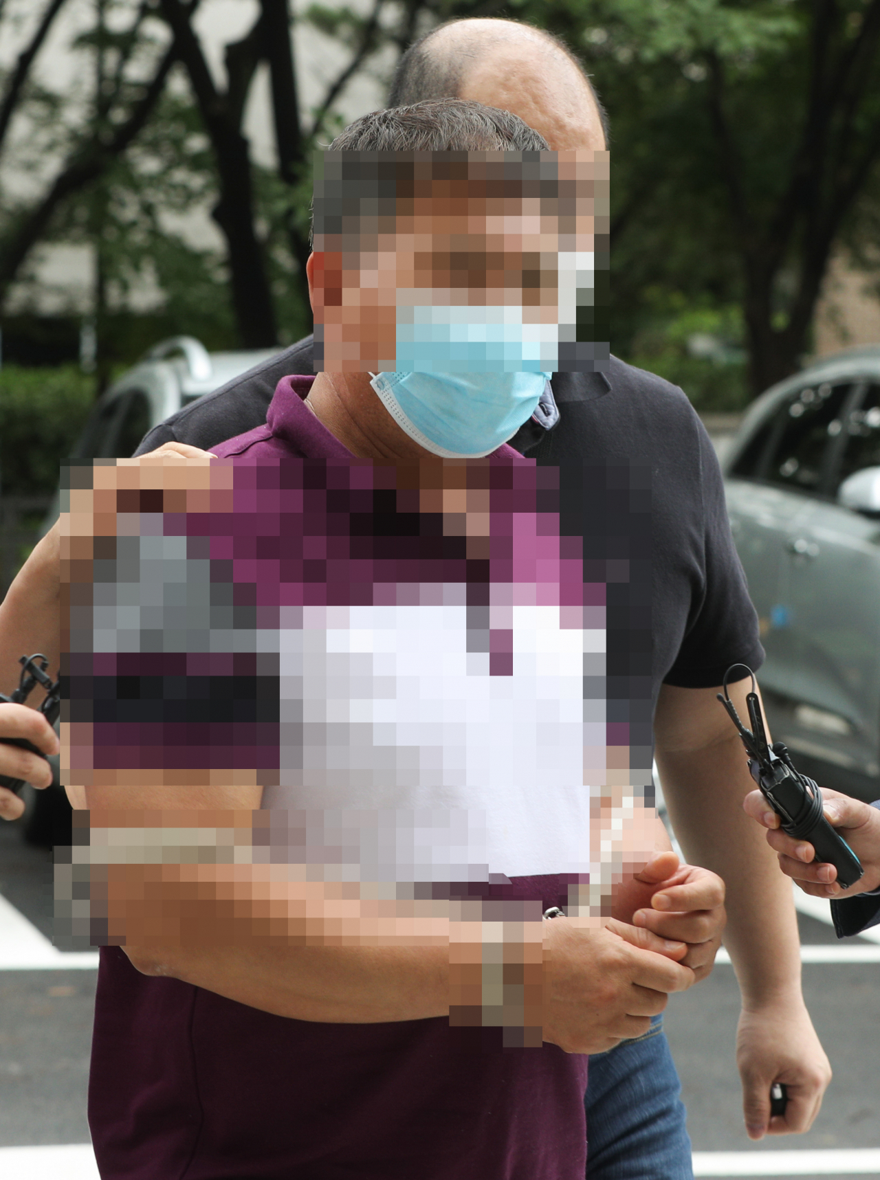 지하철에서 마스크 착용을 요구한 승객들을 폭행한 혐의(폭행)를 받는 50대 남성 A씨가 28일 서울 양천구 신정동 서울남부지방법원에서 열린 구속 전 피의자 심문(영장실질심사)에 출석하고 있다. [연합]