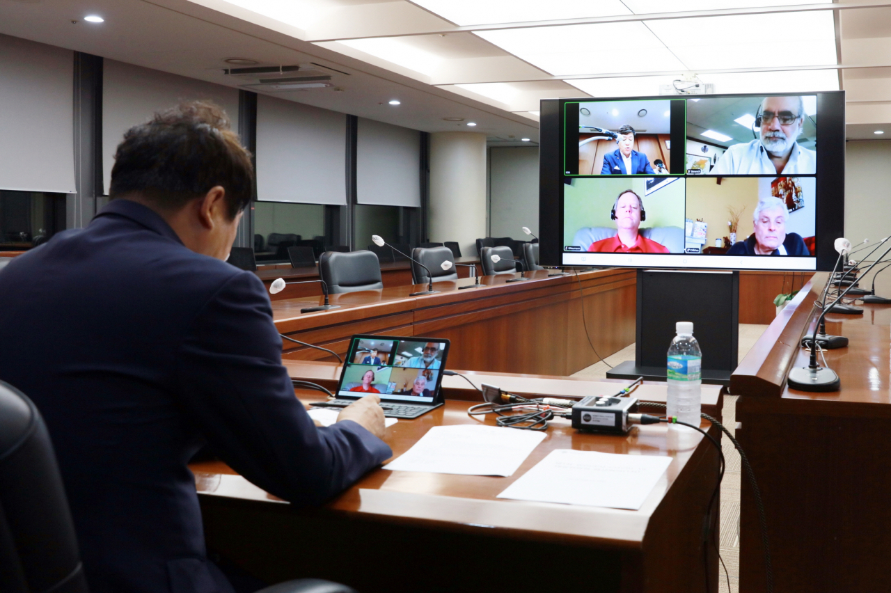 김윤식 신협중앙회장이 2020년 8월 27일부터 28일까지 대전 신협중앙회관에서 화상회의로 개최된 세계신협협의회(WOCCU) 코로나19 대응위원회에서 코로나19 대응방안 등에 논의하고 있다.[신협중앙회 제공]
