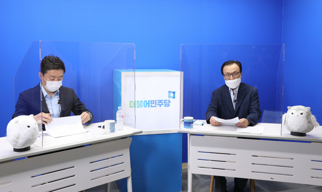 이해찬 더불어민주당 대표가 28일 오후 서울 여의도 민주당사에서 당 유튜브 채널 '씀TV'를 통해 비대면 퇴임 기자간담회를 하고 있다. [연합]