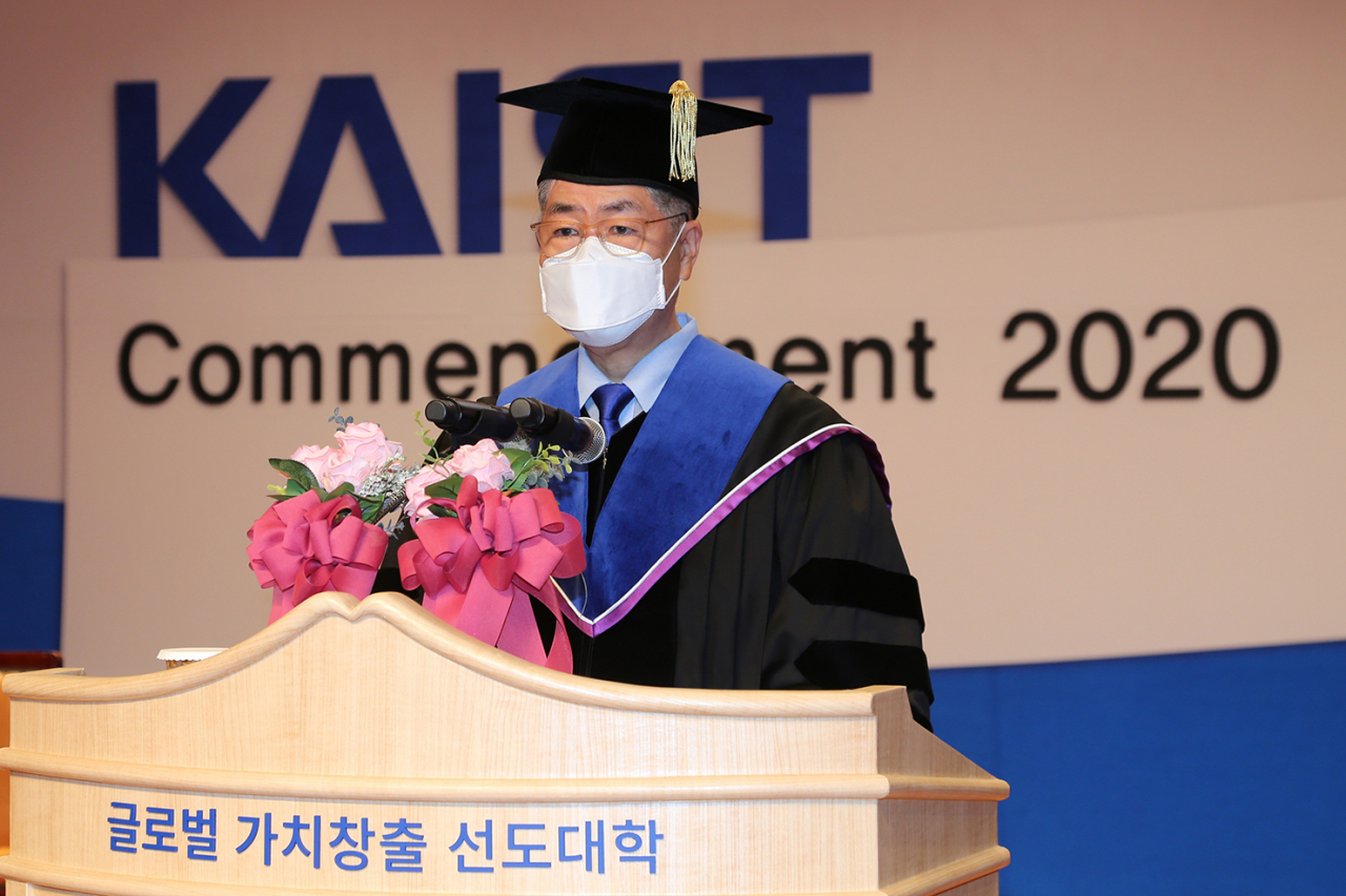 28일 대전 KAIST에서 열린 2020년 온라인 학위수여식에서 김영훈 대성그룹 회장이 명예 과학기술학 박사 학위를 받았다. [대성그룹 제공]