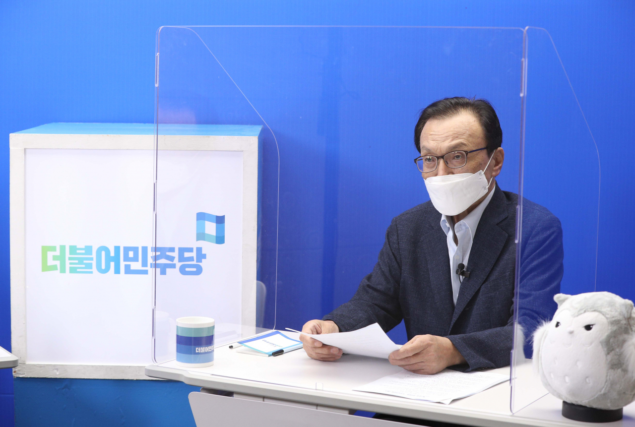 이해찬 더불어민주당 대표가 28일 오후 서울 여의도 민주당사에서 당 유튜브 채널 '씀TV'를 통해 비대면 퇴임 기자간담회를 하고 있다. [연합]