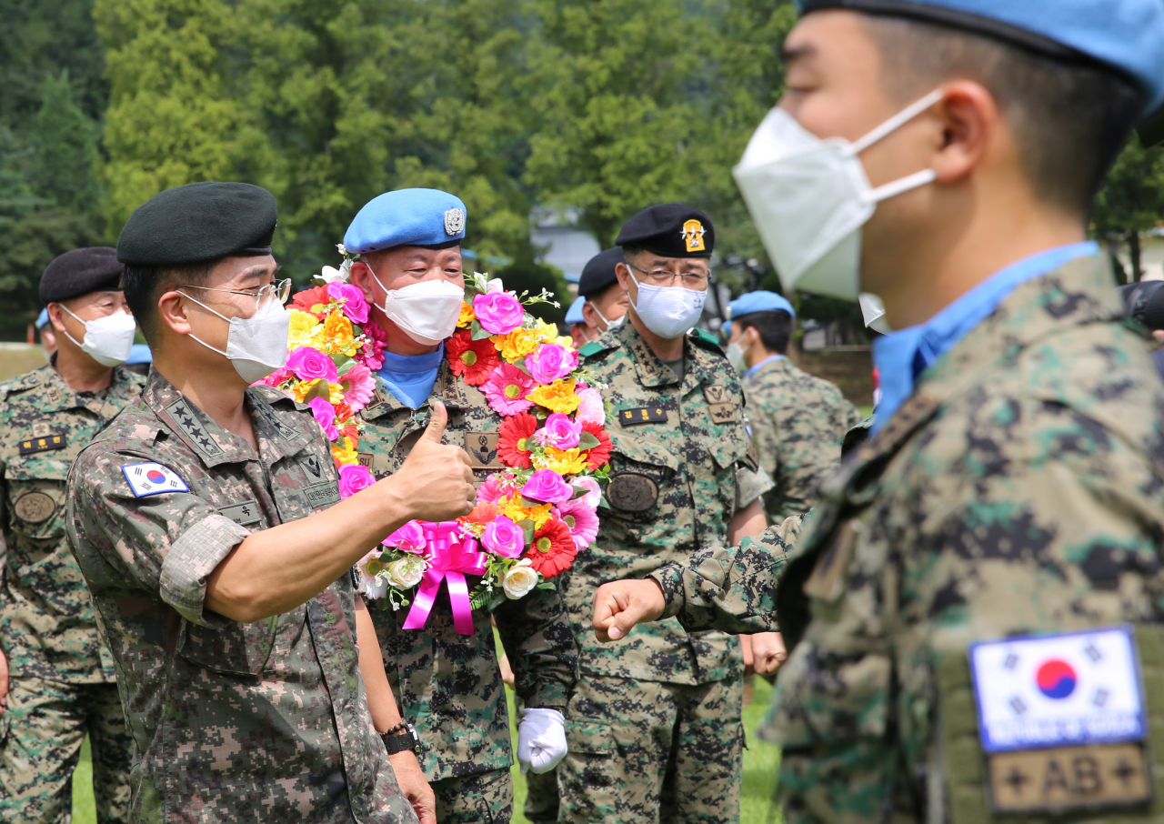 서욱 육군참모총장이 지난 18일 인천시 계양구 육군 국제평화지원단에서 열린 동명부대 24진 환송식에서 엄지손가락을 치켜세우며 부대원들을 격려하고 있다.[연합]