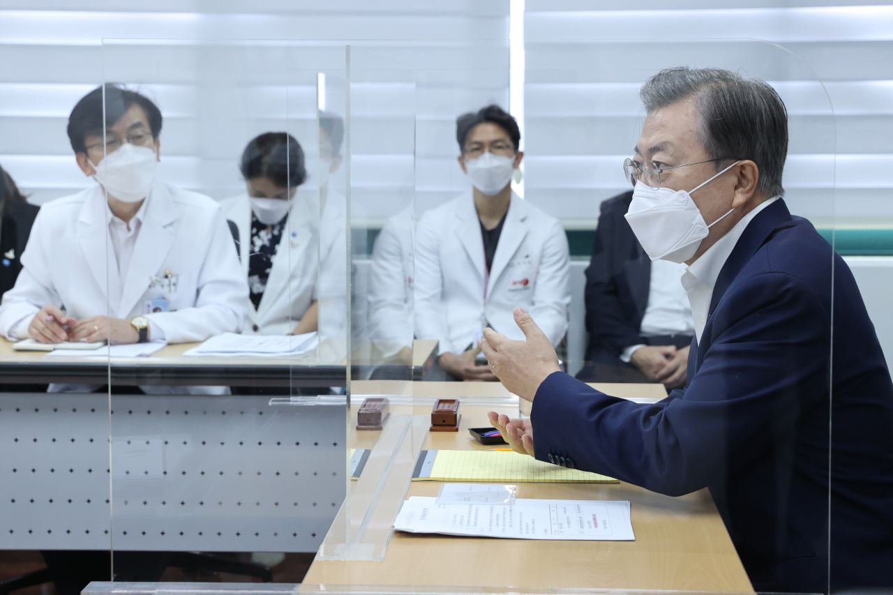 문재인 대통령이 28일 서울 중구 국립중앙의료원 수도권 병상 공동대응 상황실에서 주영수 국립중앙의료원 기획조정실장으로부터 중증 병상 확보 현황을 보고받은 뒤 발언하고 있다. [연합]
