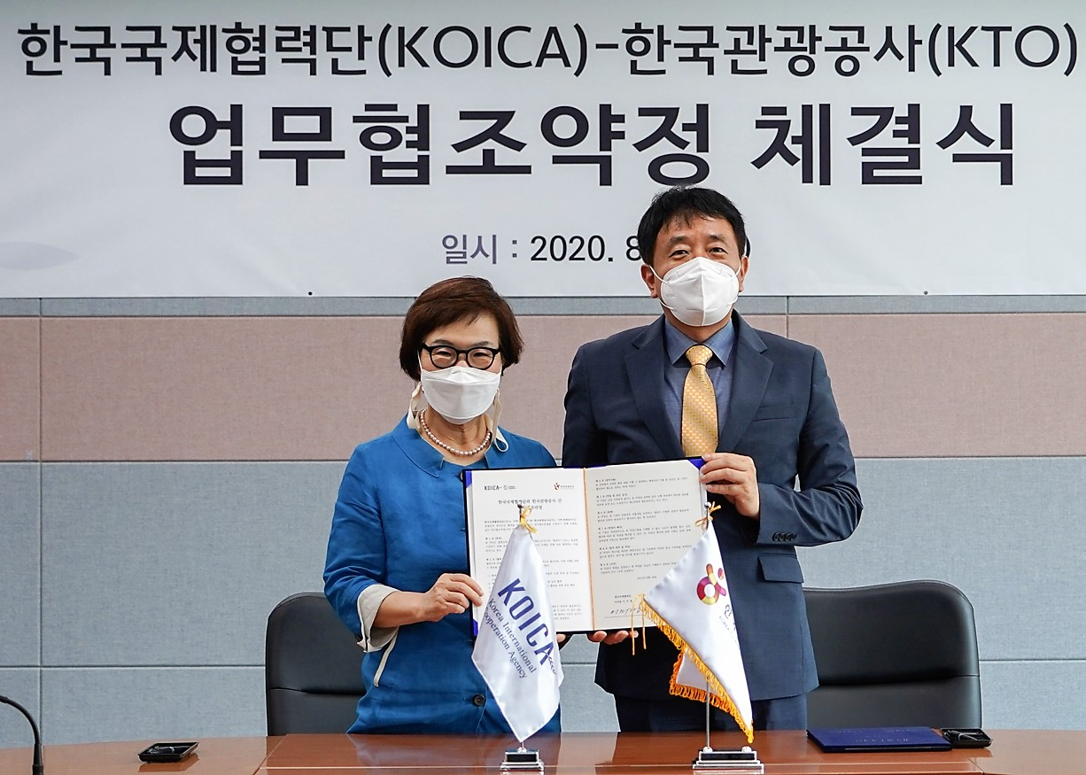 이미경(왼쪽) 코이카 이사장과 안영배 한국관광공사 사장이 업무협약을 맺은뒤 협약서를 내 보이고 있다.