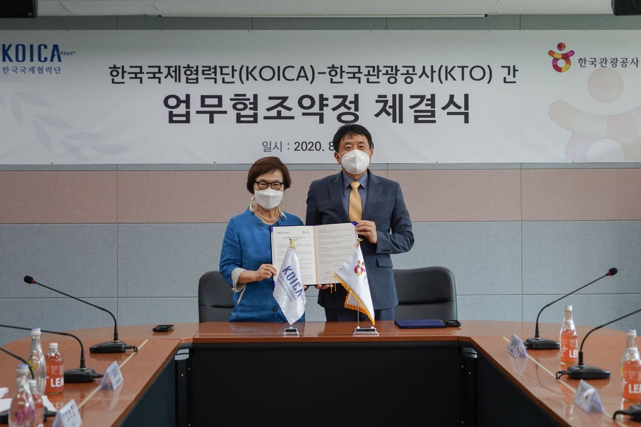 이미경 코이카 이사장(왼쪽)과 안영배 한국관광공사 사장(오른쪽)이 28일 경기도 성남시 소재 코이카 본부에서 관광분야 개발협력사업 협업을 위한 업무협조 약정서에 서명을 하고 있다. [코이카 제공]