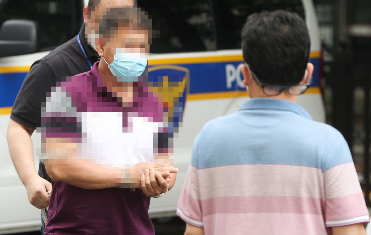 지하철에서 마스크 착용을 요구한 승객들을 폭행한 혐의(폭행)를 받는 50대 남성 A씨가 28일 서울 양천구 신정동 서울남부지방법원에서 열린 구속 전 피의자 심문(영장실질심사)에 출석하고 있다. [연합뉴스]