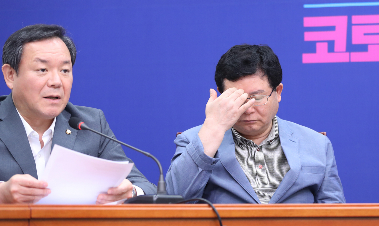 설훈 더불어민주당 최고위원이 7일 오전 서울 여의도 국회에서 열린 최고위원회의에서 이형석 최고위원의 발언을 듣고 있다. [연합]