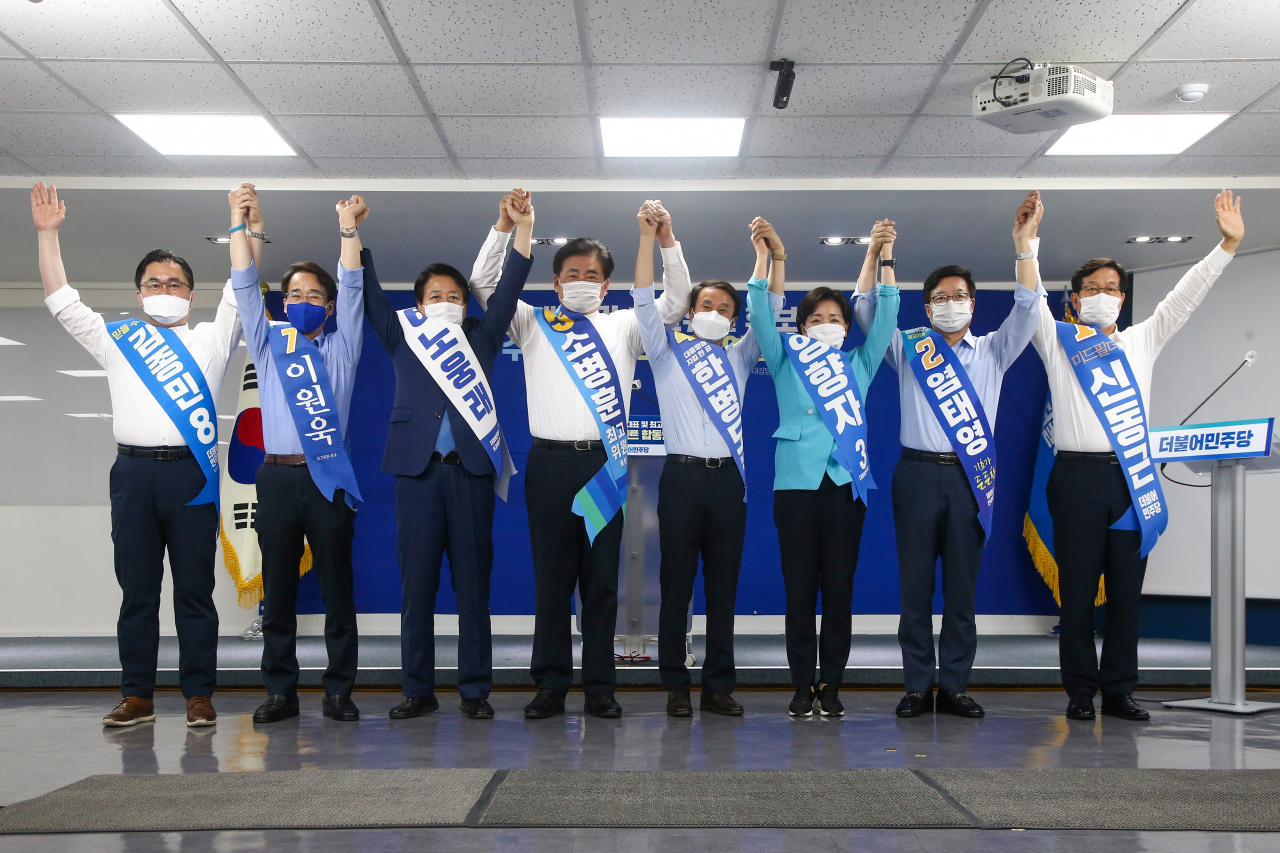 22일 서울 여의도 더불어민주당 중앙당사에서 열린 당대표 및 최고위원 후보 수도권 온택트 합동연설회에서 최고위원 후보들이 손을 잡고 인사하고 있다. 이날 당대표 후보들인 김부겸, 박주민 후보는 코로나19 상황으로 자가격리 중인 이낙연 후보와의 형평성을 위해 모두 영상 연설로 대처했다. [연합]