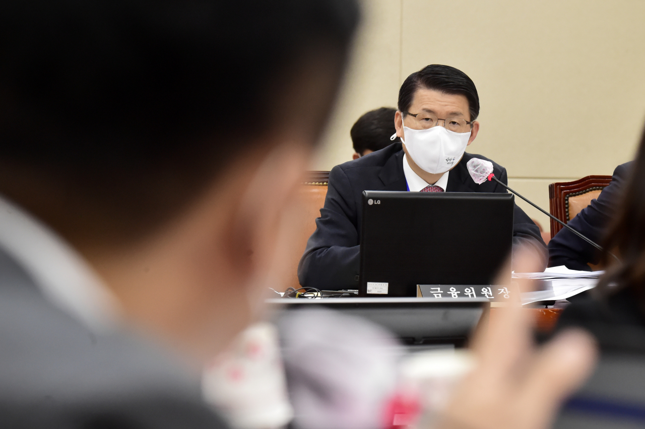 은성수 금융위원장이 25일 오전 서울 여의도 국회에서 열린 정무위원회 전체회의에서 의원 질의에 답변하고 있다. 연합뉴스