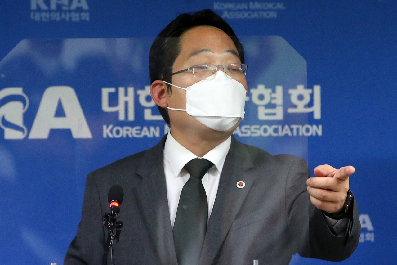 최대집 대한의사협회 회장이 28일 오후 서울 용산구 임시 의협회관에서 열린 기자회견에서 발언하고 있다. 의사협회는 이날 범의료계 4대악 저지투쟁 특별위원회 회의를 열고, 9월 7일부터 무기한 총파업에 돌입한다고 밝혔다. [연합]