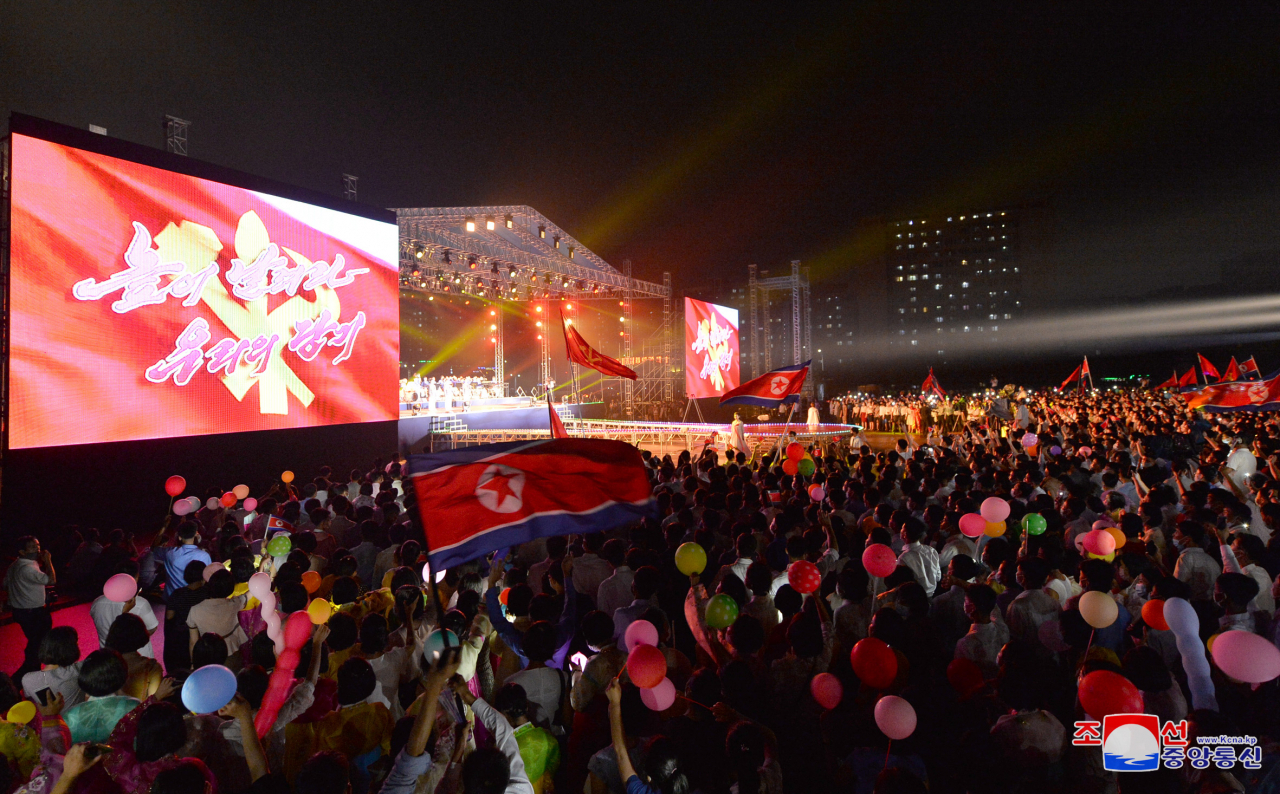 청년절 경축 야외공연 '청춘들아 받들자 우리 당을'이 지난 28일 평양 4.25문화회관 광장에서 열렸다고 조선중앙통신이 29일 보도했다. [연합]