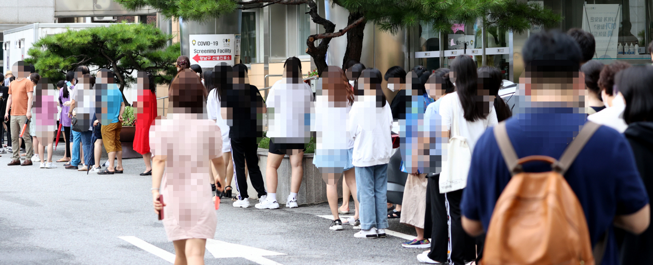 서울 강남구 진선여자중학교 교사 중 코로나19 확진자가 발생한 지난 28일 오후 서울 강남구 보건소에서 학생과 교사를 포함한 시민들이 코로나19 검사를 받기 위해 대기하고 있다. [연합]