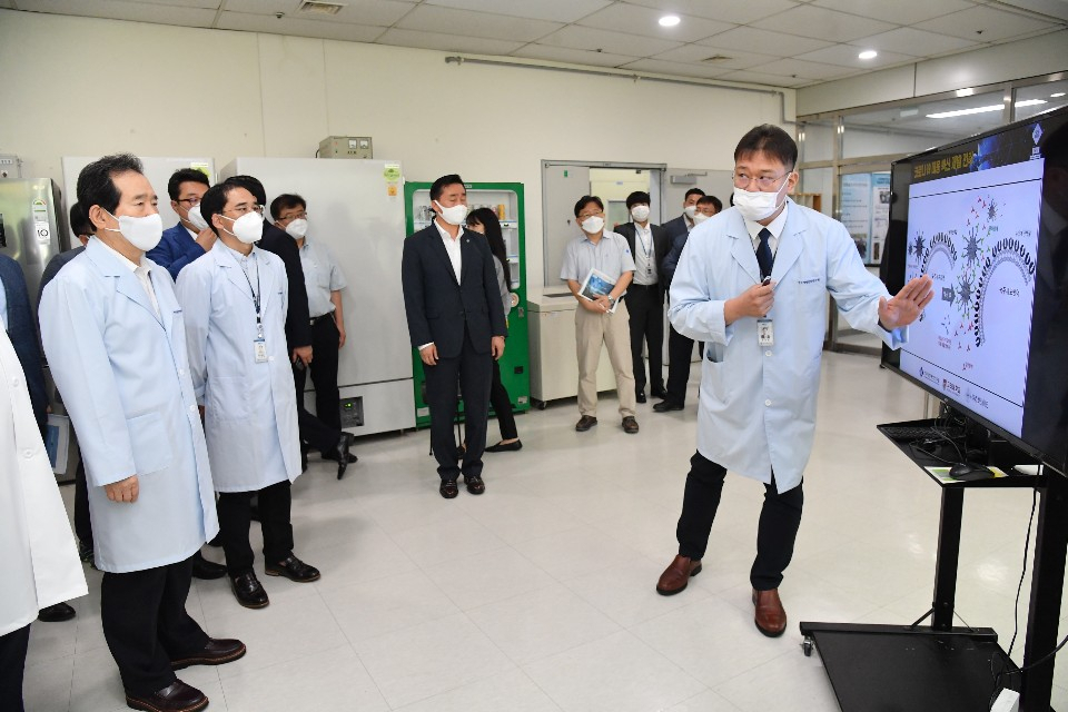 정세균(왼쪽 첫번째) 국무총리가 29일 대전 유성구 한국생명공학연구원 대전본원을 방문, 코로나19 국산 치료제와 백신개발 현황에 대해 보고를 받고 있다. [국무총리실 제공］