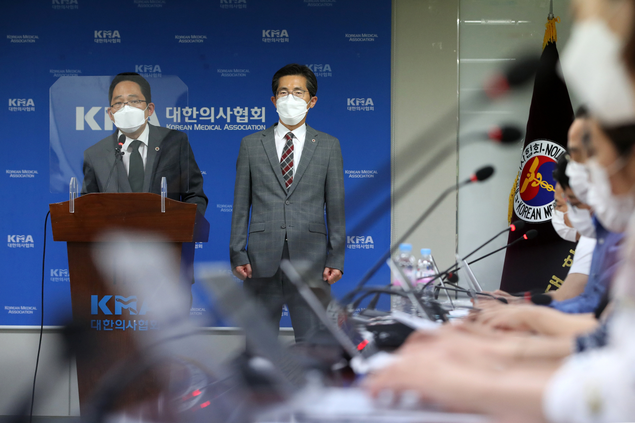 최대집 대한의사협회 회장(왼쪽)이 28일 오후 서울 용산구 임시 의협회관에서 열린 기자회견에서 발언하고 있다. 의사협회는 이날 범의료계 4대악 저지투쟁 특별위원회 회의를 열고, 9월 7일부터 무기한 총파업에 돌입한다고 밝혔다. [연합뉴스]